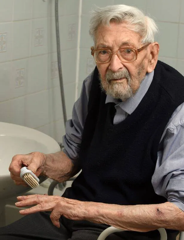 "Já vivi o suficiente", diz homem de 111 anos sobre coronavírus