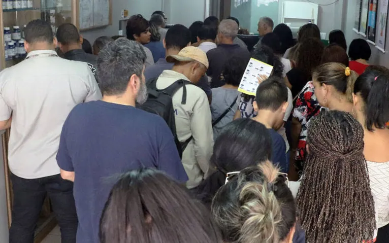 Buscas por produtos como álcool em gel ficaram concentradas em supermercados e em farmácias de manipulação, como é o caso da foto.