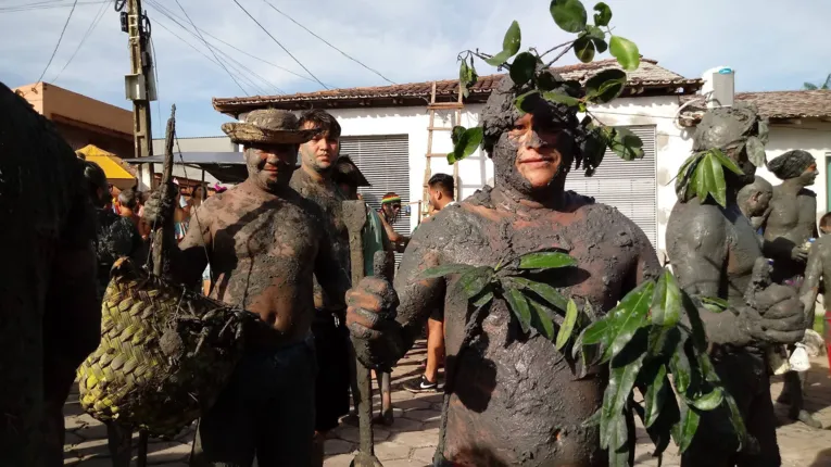 Pretinhos do Mangue arrastam multidão pelas ruas de Curuçá