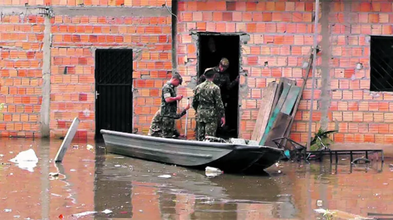 Militares do Exército têm atuado no resgate dos desabrigados

