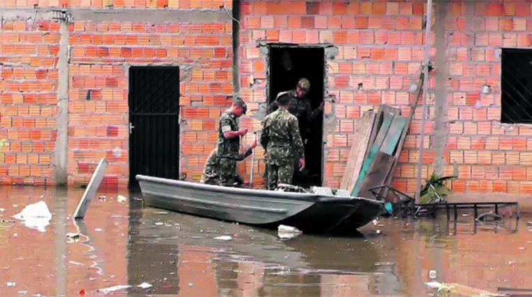 Militares do Exército têm atuado no resgate dos desabrigados

