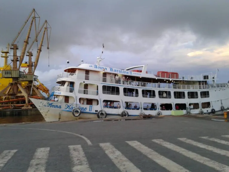 Navio chegou com 35 passageiros e nove tripulantes.