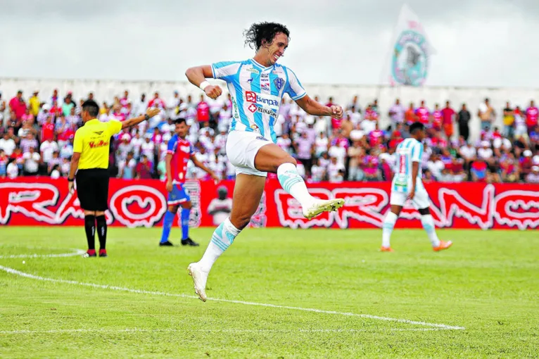 Nicolas, na comemoração do gol. 