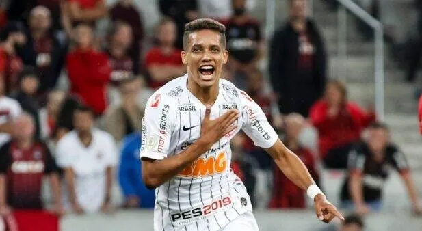Pedrinho volta a treinar após contrato com time português