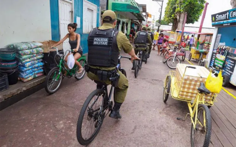 Em Afuá, policiais circulam de bicicleta para monitorar áreas e identificar possíveis crimes. 