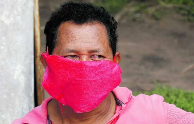 Na Praça da República, homem improvisa uma máscara para tentar se proteger 