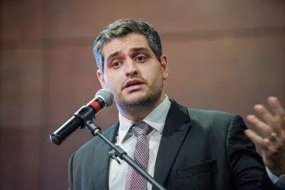 Governo anuncia aumento salarial e de benefícios para PMs e Bombeiros