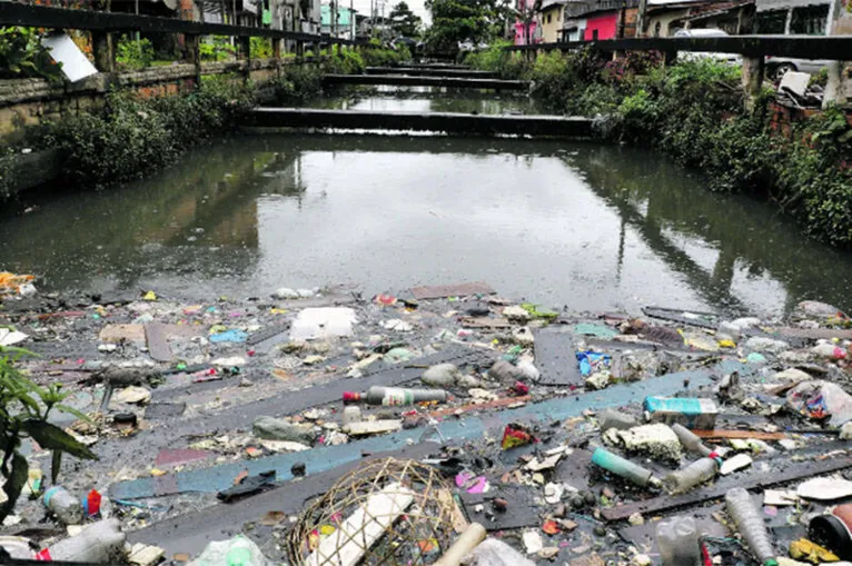 Canais transbordarem com as chuvas se tornou algo frequente em Belém. Ao lado, canal da Leal Martins com muito lixo

