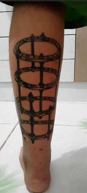 Pacientes realizam tatuagem em homenagem ao atendimento no Hospital Galileu