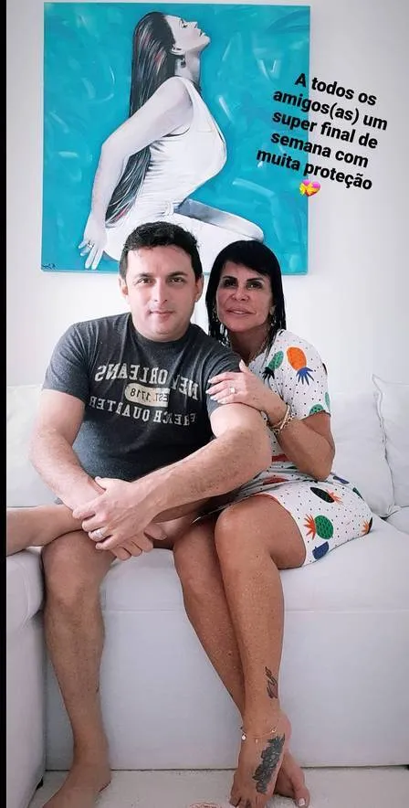 Gretchen ao lado de músico. 