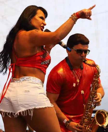 Gretchense apresenta ao lado do músico em shows 