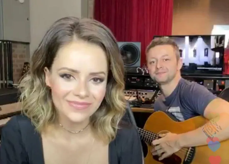 Sandy ao lado do esposo Lucas Lima durante live