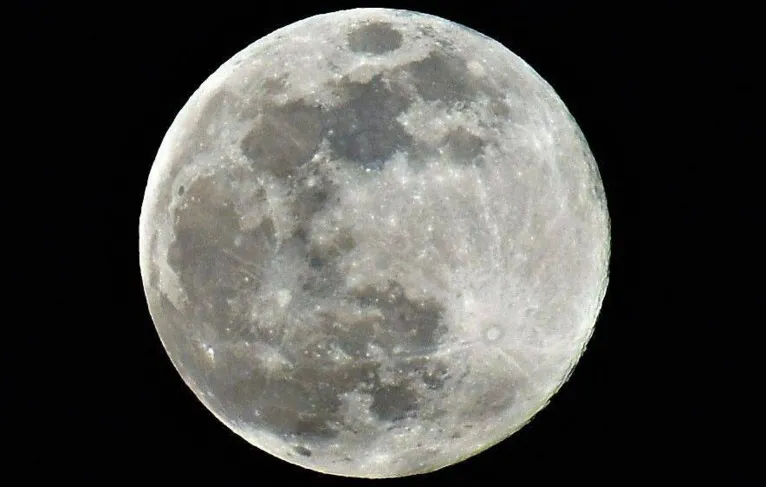 Chris Crowe, chefe de astronomia da Harrow School, fotografou a Lua em no Observatório Rayleigh, em Londres