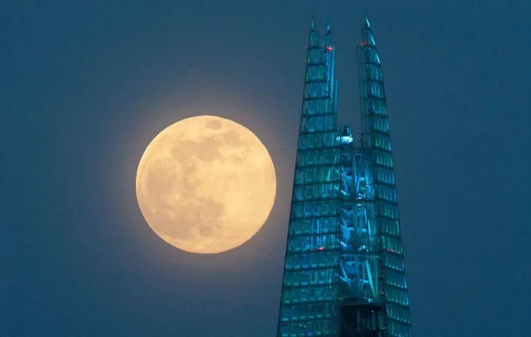 Registro da Superlua em Londres