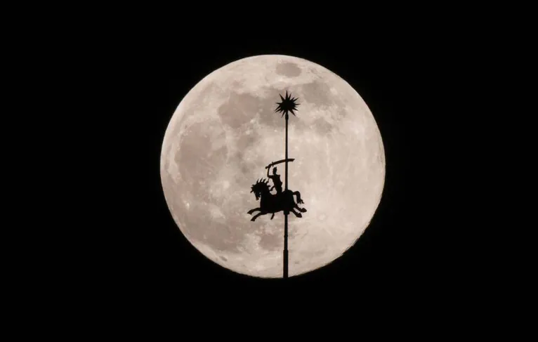 Foto da Lua em Cracóvia, na Polônia