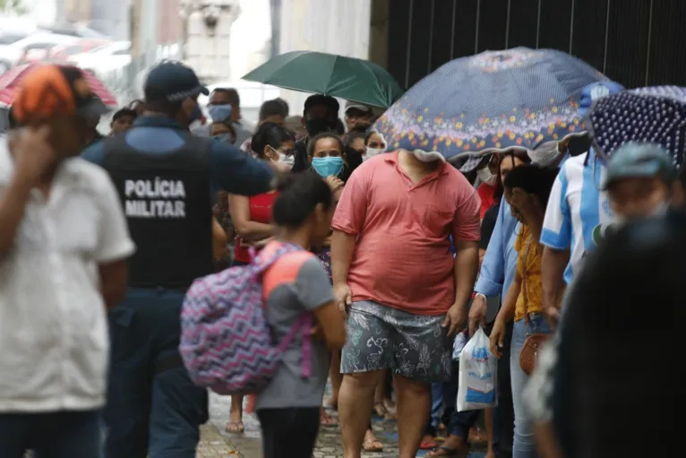 Fila para receber o Auxílio Emergencial em Belém