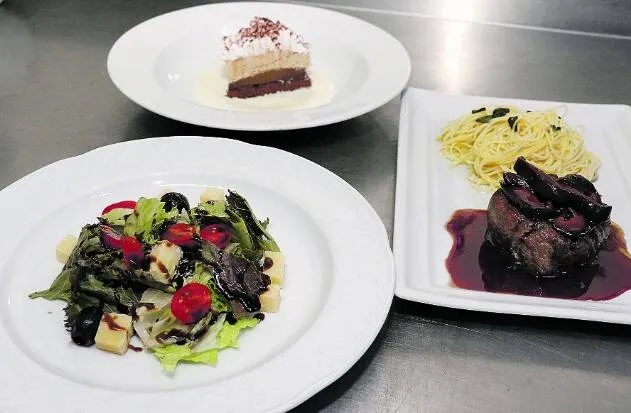 O Famiglia D’Italia oferece a salada mix de folhas, medalhão de Filé Mignon com shitake e uma torta de café com coulis de cupuaçu

