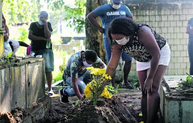 Nos cemitérios de Belém, a dor da perda ignora as medidas de isolamento necessárias nos enterros. Mortes tiveram aumento significativo

