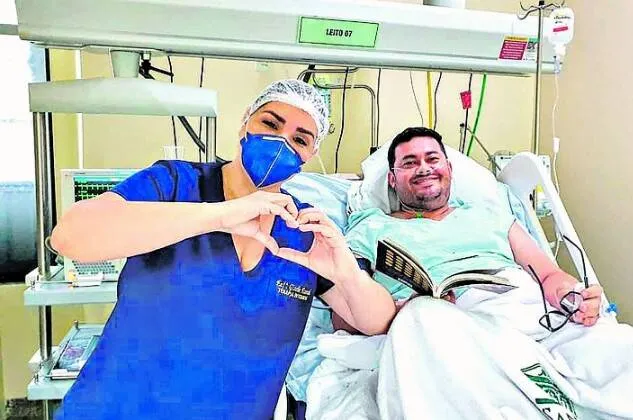Ivison, ao lado da esposa, também enfermeira