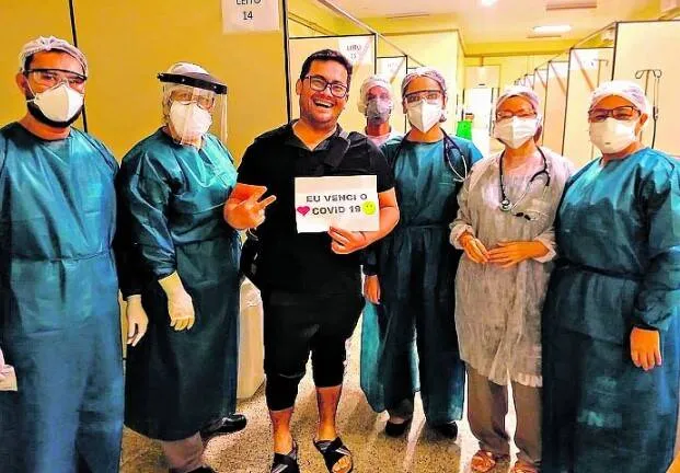Ivison recebendo alta da enfermaria 