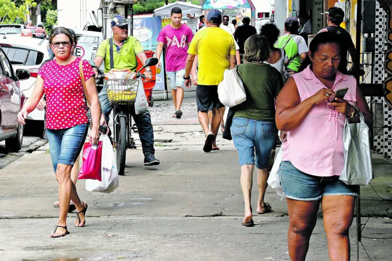 Na Avenida Pedro Miranda, a circulação de pessoas também tem sido intensa nos últimos dias.
