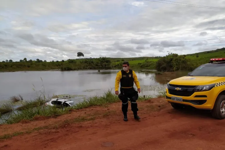 Motorista perde o controle e carro cai em lagoa na Transamazônica