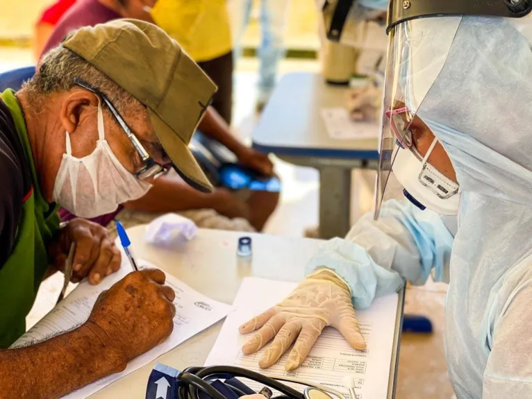 Paciente assina o protocolo após o diagnóstico feito por um médico