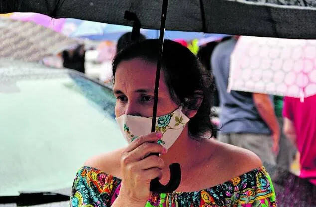Rosângela Espírito Santo enfrentou sol e chuva para conseguir o remédio. Ela também procura hidroxicloroquina

