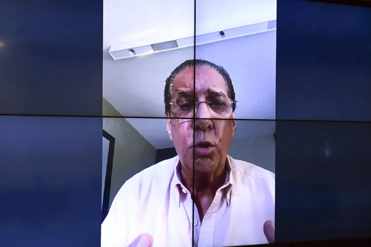 Tela exibe senador Jader Barbalho (MDB-PA) em acesso remoto.