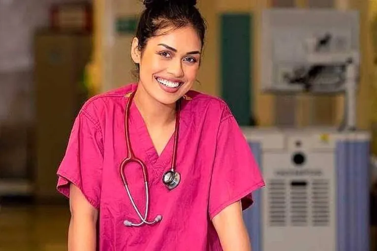  Como Miss Inglaterra, ela teria agora um ano para percorrer o mundo, defendendo causas, ajudando instituições, mas preferiu interromper essa jornada e travar uma guerra em casa, contra o coronavírus.