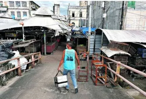 Pouco movimento de clientes, a maioria em isolamento social, completa a falta de motivos para comemorar o aniversário da feira