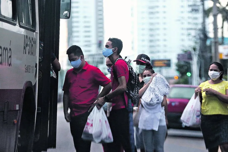 Pessoas com máscaras nas ruas de Belém.