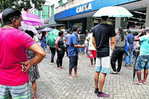 Em várias agências da Caixa em Belém as pessoas enfrentaram gigantescas filas para tentar conseguir o auxílio F