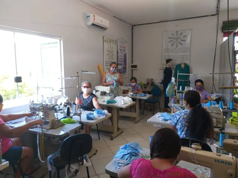 Produção de máscaras movimenta renda de costureiras das comunidades