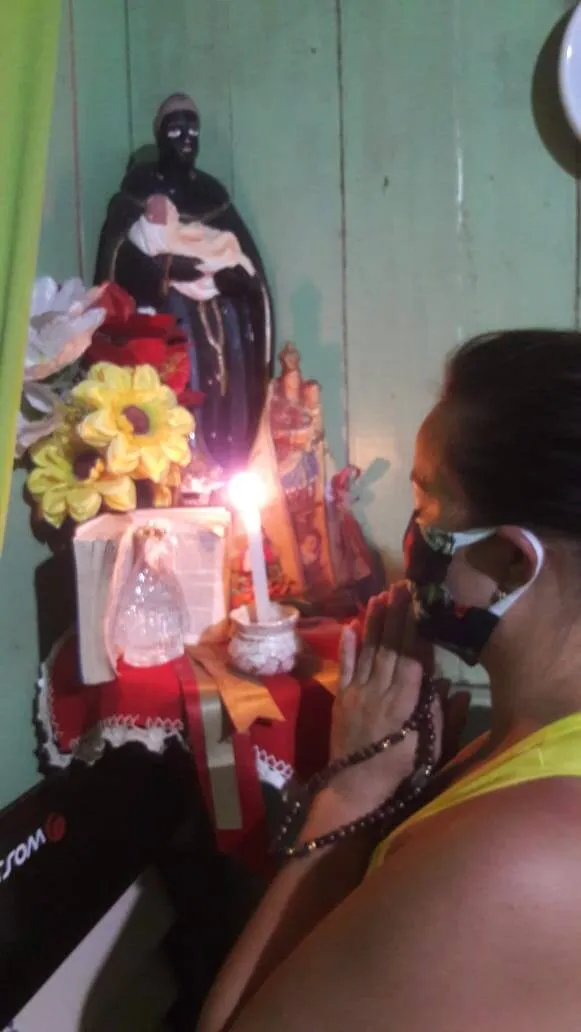 Rafaela Vilhena, de joelhos e com muita fé, às 18h em sintonia com a família através de WhatsApp