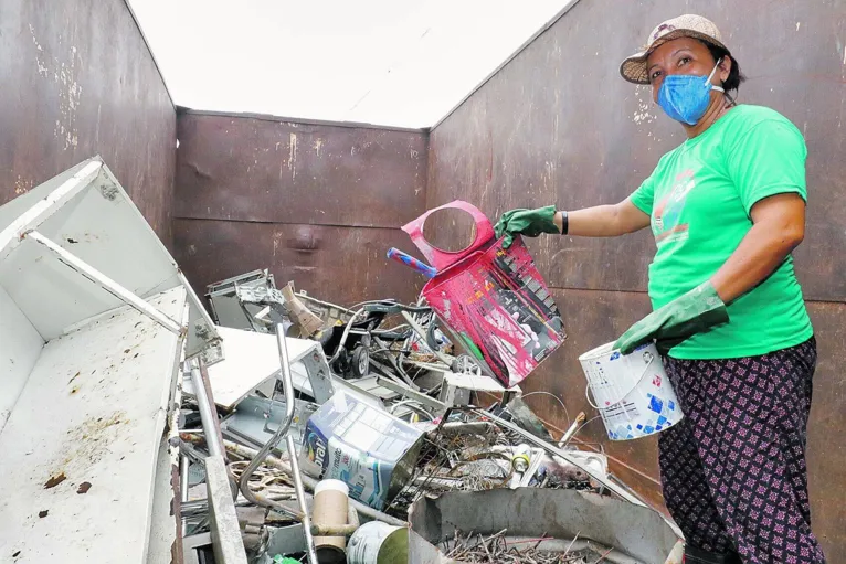 Ainda estamos precisando de doações porque não estamos conseguindo vender uma boa parte do material reciclável que ainda recebemos”.
Nádia Luz, presidente da Cocavip.