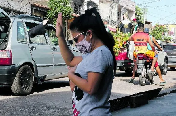 A passagem da santa no carro pelas ruas do bairro de Canudos emocionou católicos

