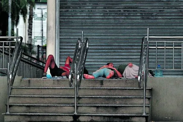 Enquanto milhões de brasileiros já fizeram o cadastro para obter a renda mínima, moradores de rua nem sabem do que se trata o auxílio