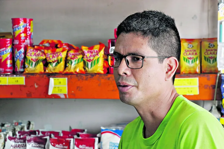 Se as pessoas não tivessem como comprar os produtos para comer em casa, a situação ficaria inviável. Então é preciso que a gente esteja aqui hoje". Anderson Oliveira/Operador de caixa.