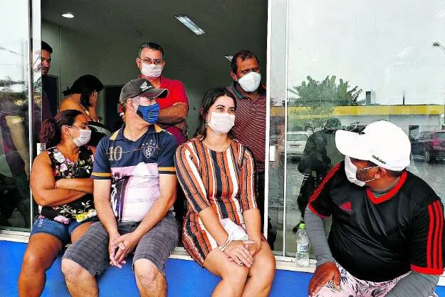 Sem ter onde ficar, pacientes e parentes tiveram de sentar na janela