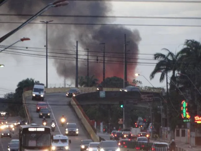 Incêndio de grandes proporções atinge supermercado em Belém. Veja!