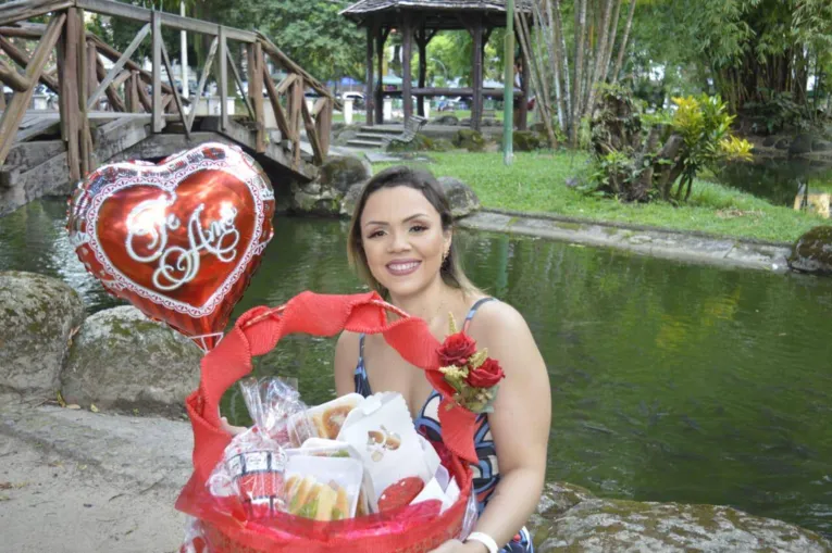 Cliente presenteada com a cesta da Doces & Fricotes 