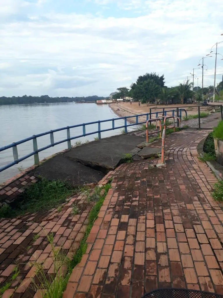 Há alguns anos, já prevendo a destruição, a prefeitura chegou a colocar uma camada de cimento, mas não deu certo.