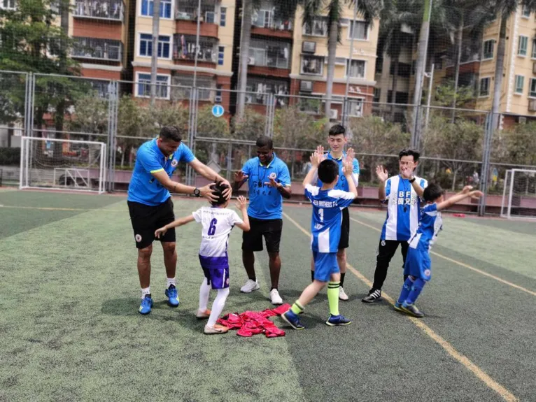 Paraense volta aos treinos de futebol na China; casos de Covid-19 ainda preocupam