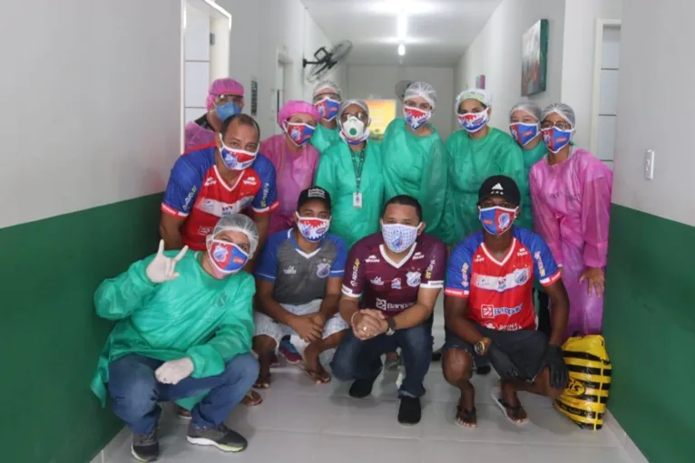 Jogadores entregam máscaras para torcedores do Bragantino