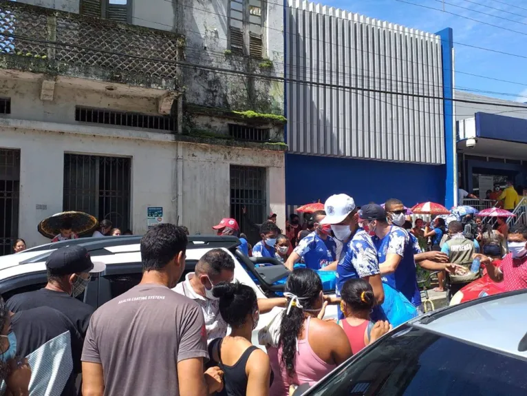 Moradores receberam ajuda dos jogadores debaixo de forte calor.