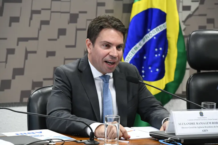 Delegado de carreira da Polícia Federal, Ramagem se aproximou da família Bolsonaro durante a campanha de 2018, quando comandou a segurança do então candidato a presidente. Agora, será responsável por investigar o amigo Carlos Bolsonaro.