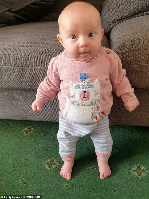 A bebê Lula em pé sozinha aos três meses de vida