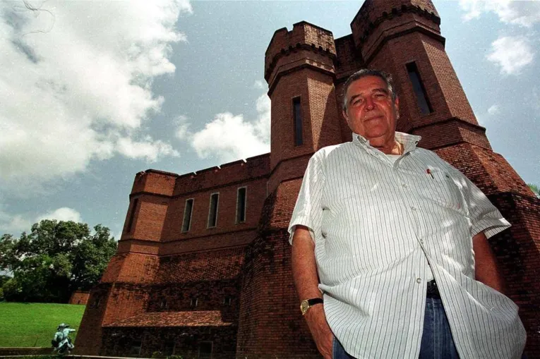 Formado em Engenharia pela Universidade Federal de Pernambuco (UFPE), Brennand foi um dos maiores empresários de Pernambuco e deixa a esposa e sete filhos.