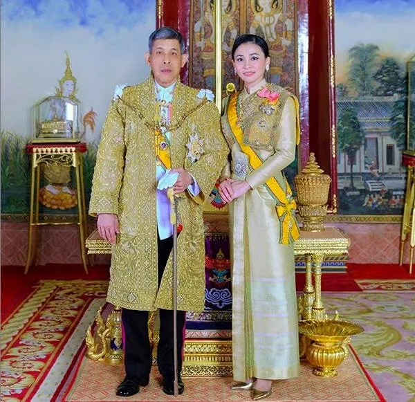 O rei Maha Vajiralongkorn com sua esposa principal.